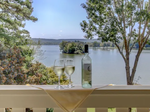 Lookout Point Lakeside Inn